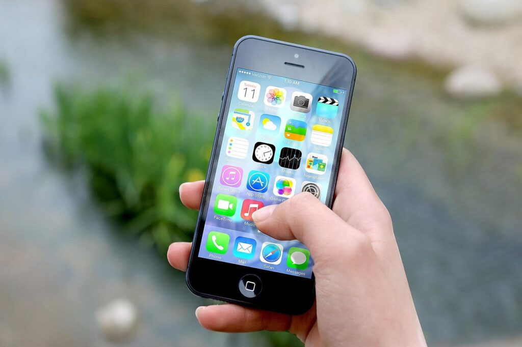 Nusuk vs Maqam vs Tawakkalna: Which App Does What for Umrah - featured image showing smartphone with apps